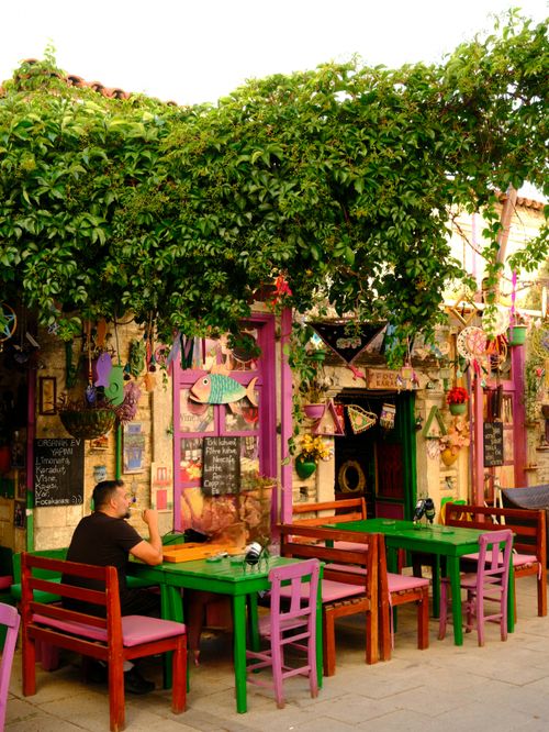 Free Colorful cafe scene in İzmir, Türkiye, featuring vibrant furniture and greenery. Stock Photo