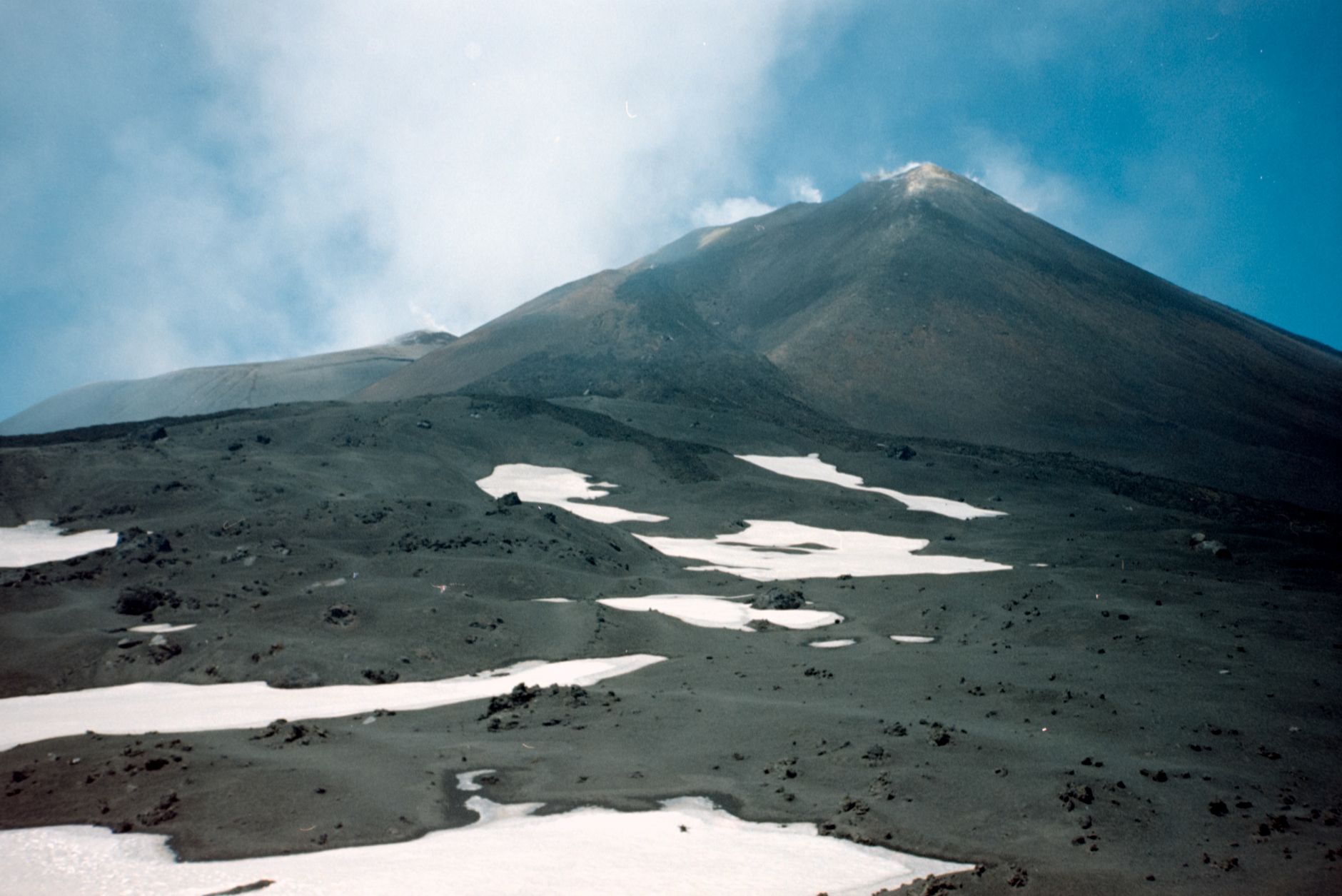 Etna Yanardağı'nın kül püskürten görüntüsü