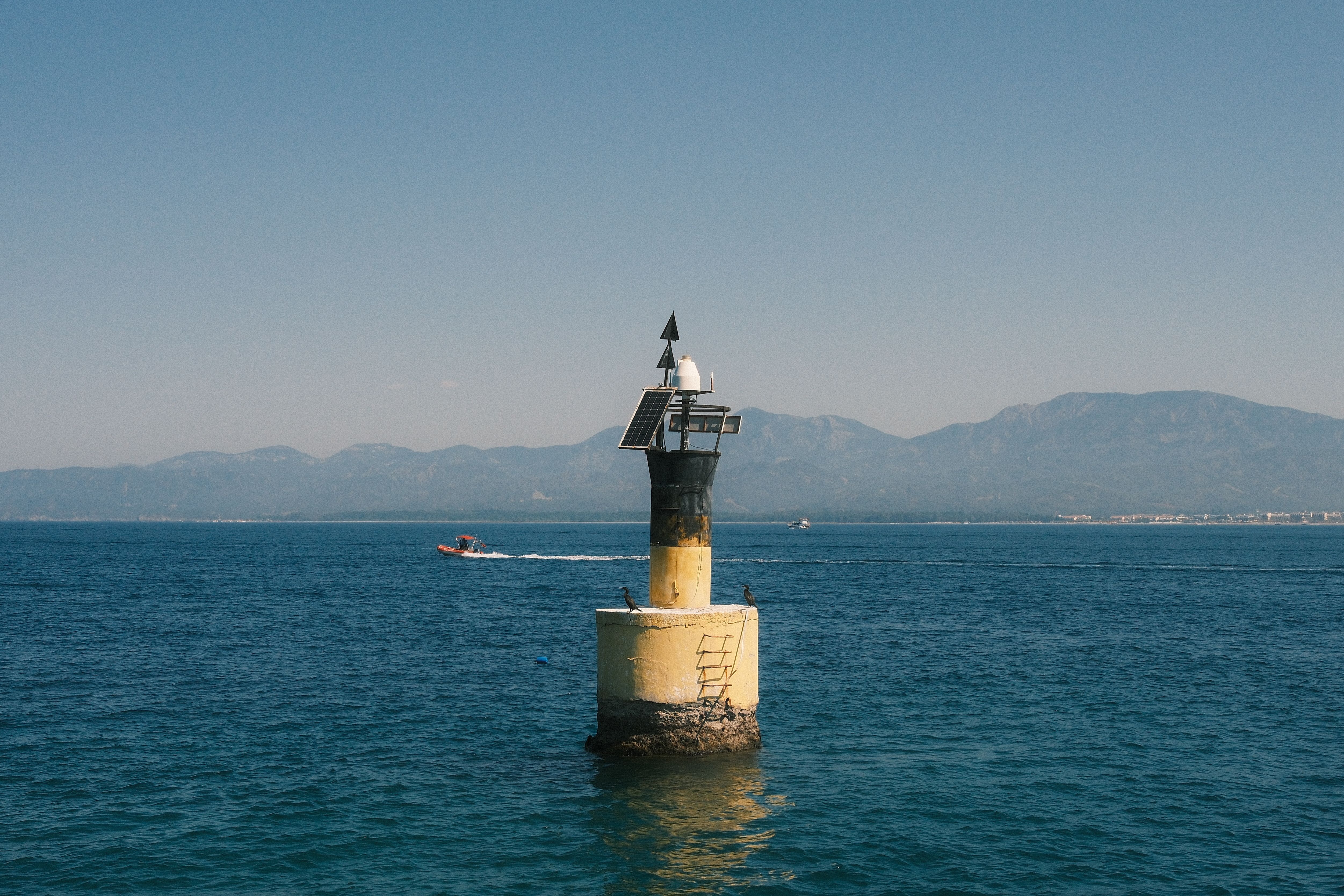 Floating structures; tanks, coffer-dams, landing stages, buoys and beacons