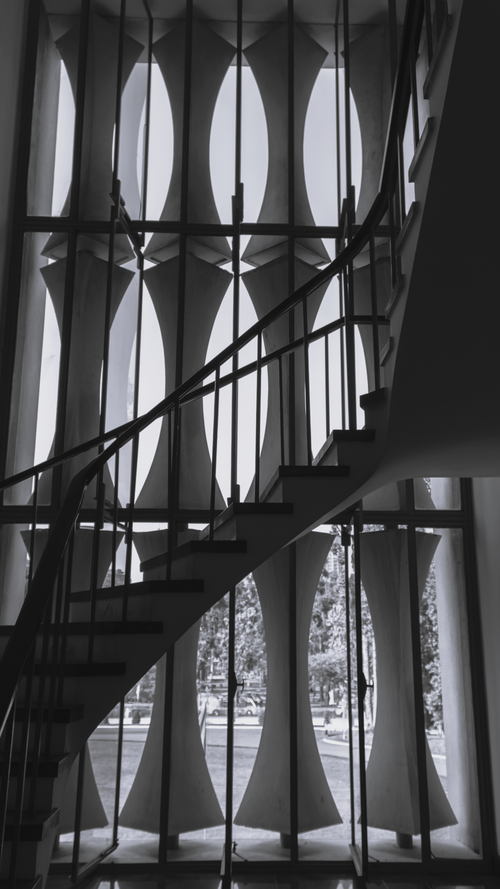 Free Artistic monochrome photo of a modern abstract staircase indoors. Stock Photo