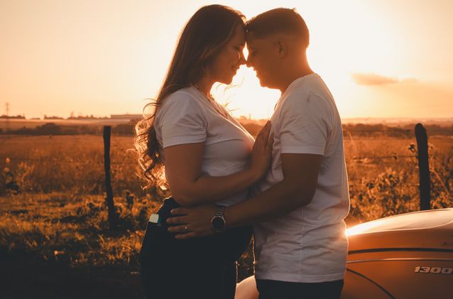Online dating: starting a conversation on a niche platform