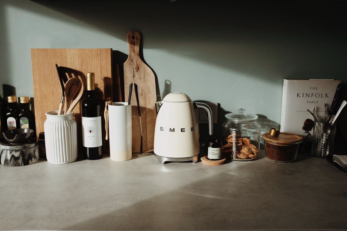 Encimera con menaje y utensilios de cocina organizados