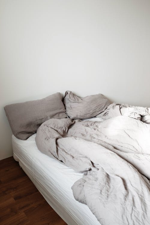 Безкоштовне стокове фото на тему «білизна, дерев’яна підлога, диванна подушка»
