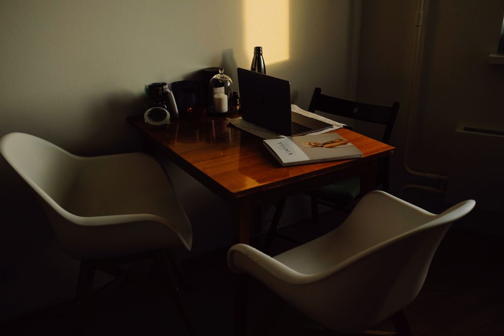 Home office planejado em ambiente compacto