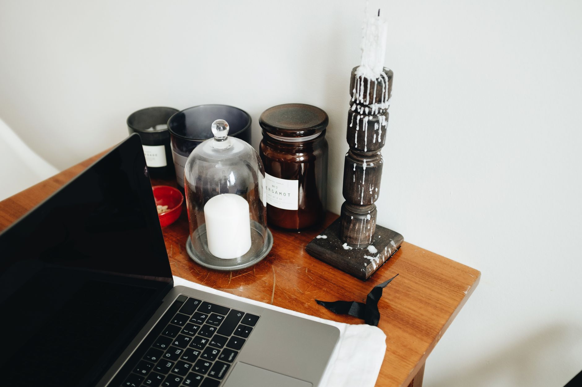 calm German home office with a budgeting spreadsheet, casino terms printed neatly beside a closed wallet