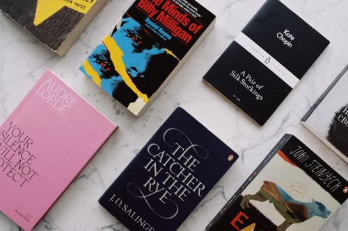 Free Flat lay of diverse novels on a marble background, showcasing classic literature. Stock Photo