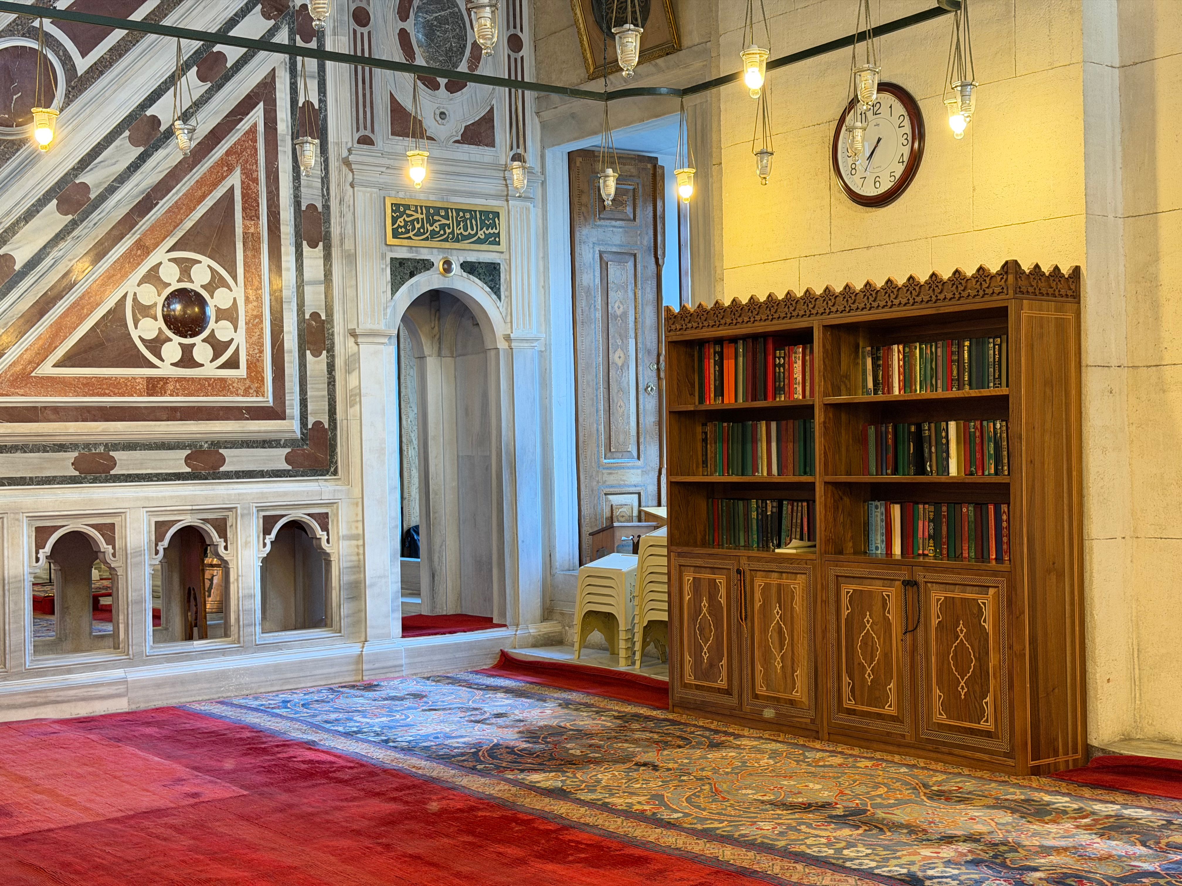 Bibliothèque décorée avec objets artisanaux