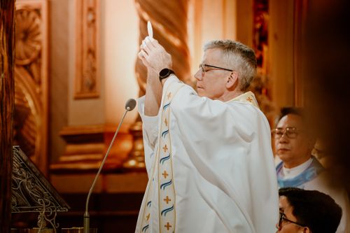 Free Priest in ceremonial robes performs Catholic mass in a church in Antipolo, Philippines. Stock Photo
