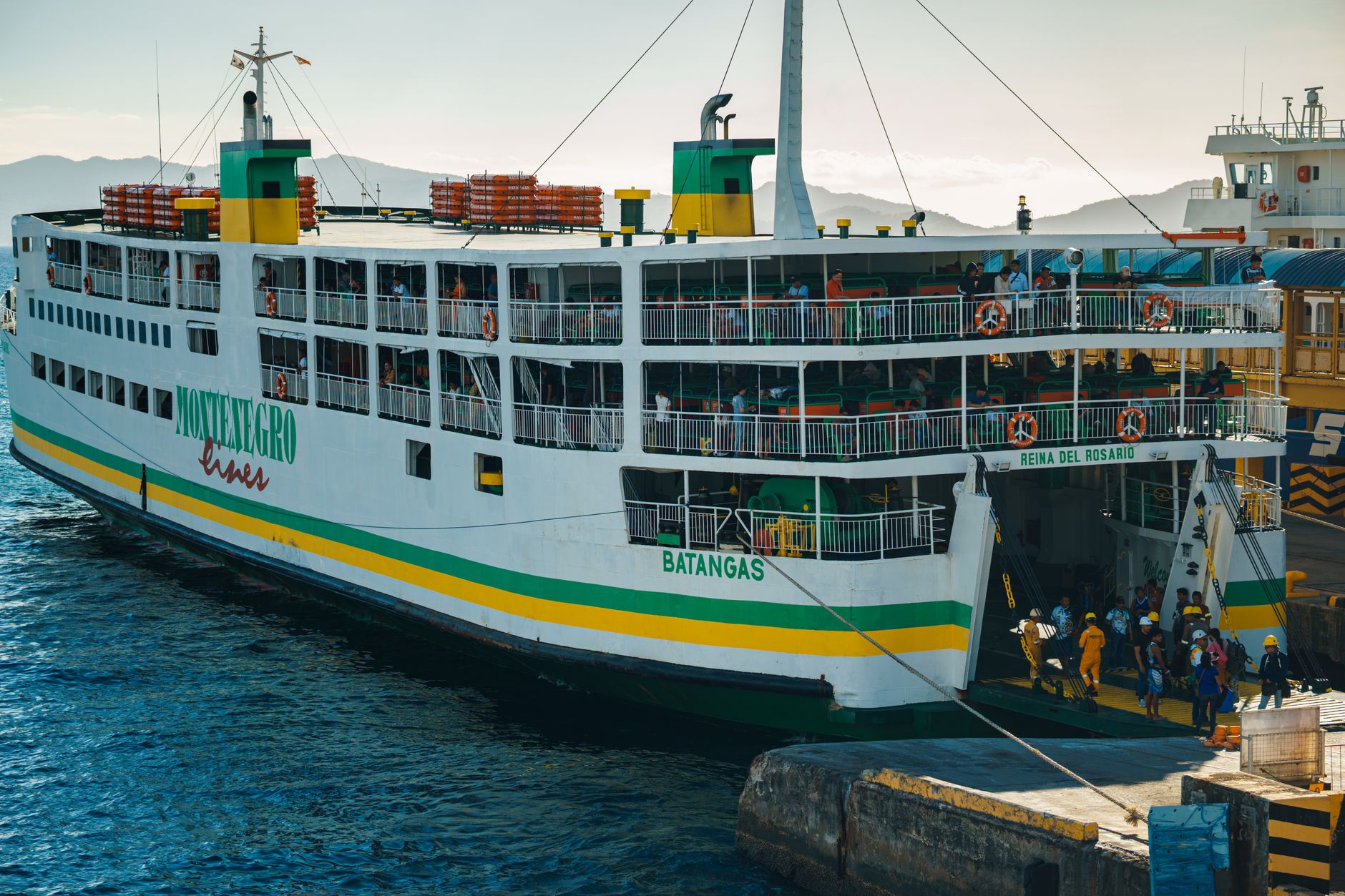 Filipinler'de bir feribotta çıkan yangın sonrası kurtarma çalışmaları