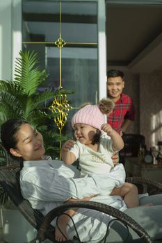 一个快乐的三口之家在舒适的家庭环境中享受着美好时光