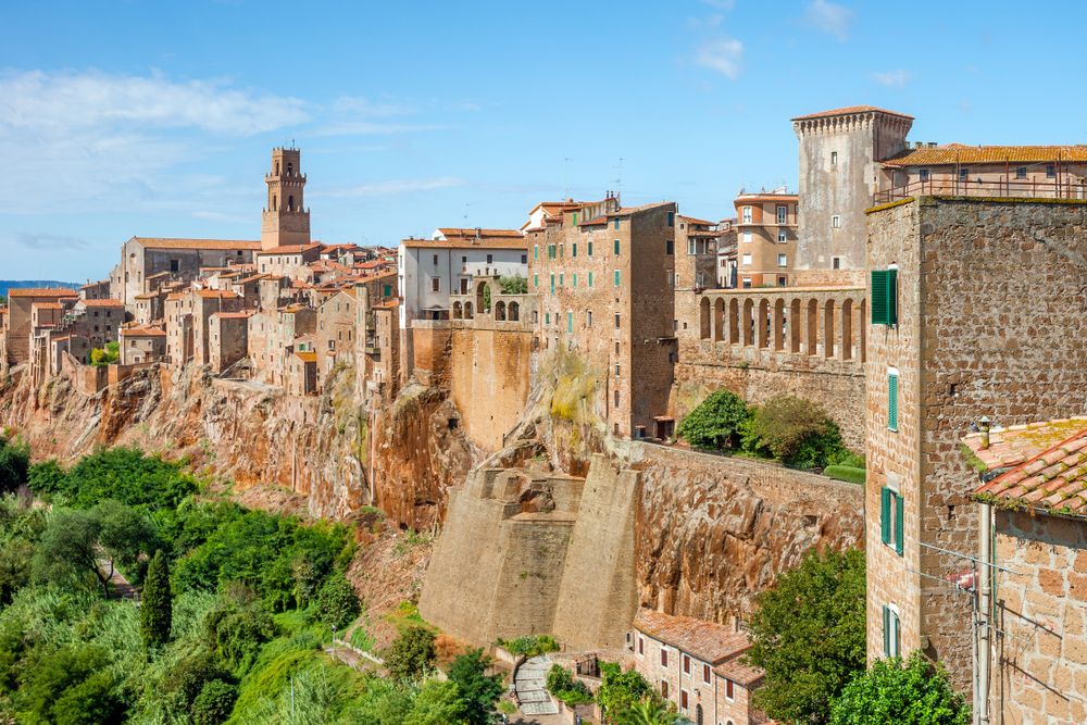 Orașul medieval Pitigliano, construit pe o stâncă de tuf în Maremma toscană