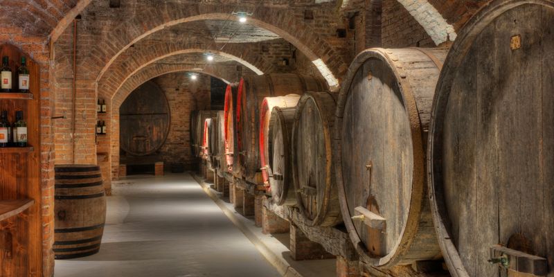 Una bodega subterránea con grandes barricas