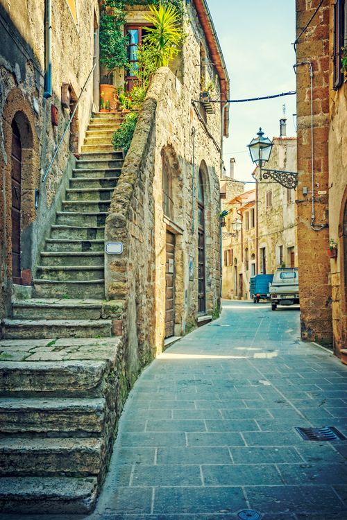 Free Discover the historic medieval streets of Pitigliano, Tuscany, with its picturesque stone buildings and narrow alleys. Stock Photo