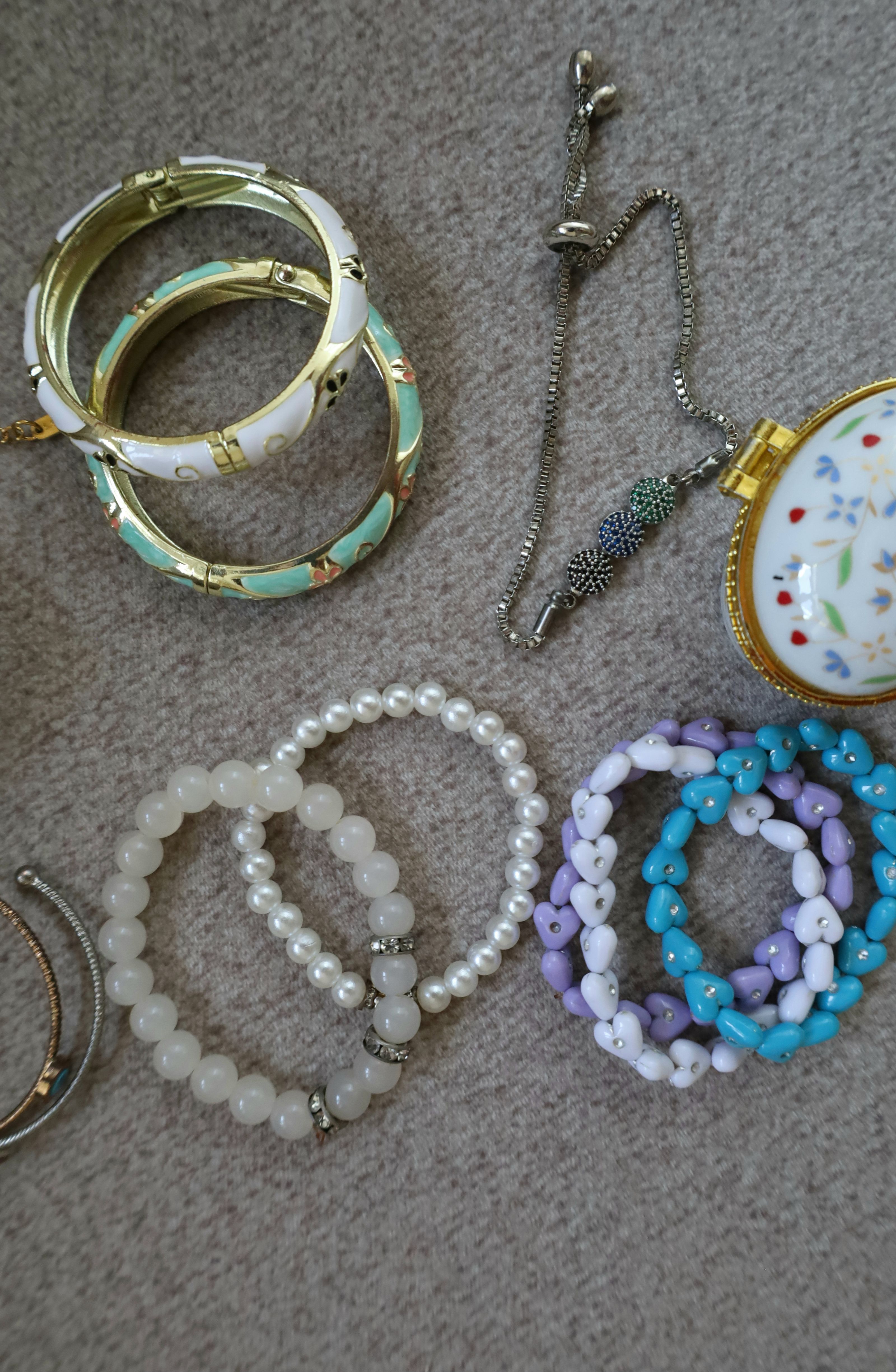 Uma variedade de pulseiras da moda em exposição, exibindo estilos e cores vibrantes.