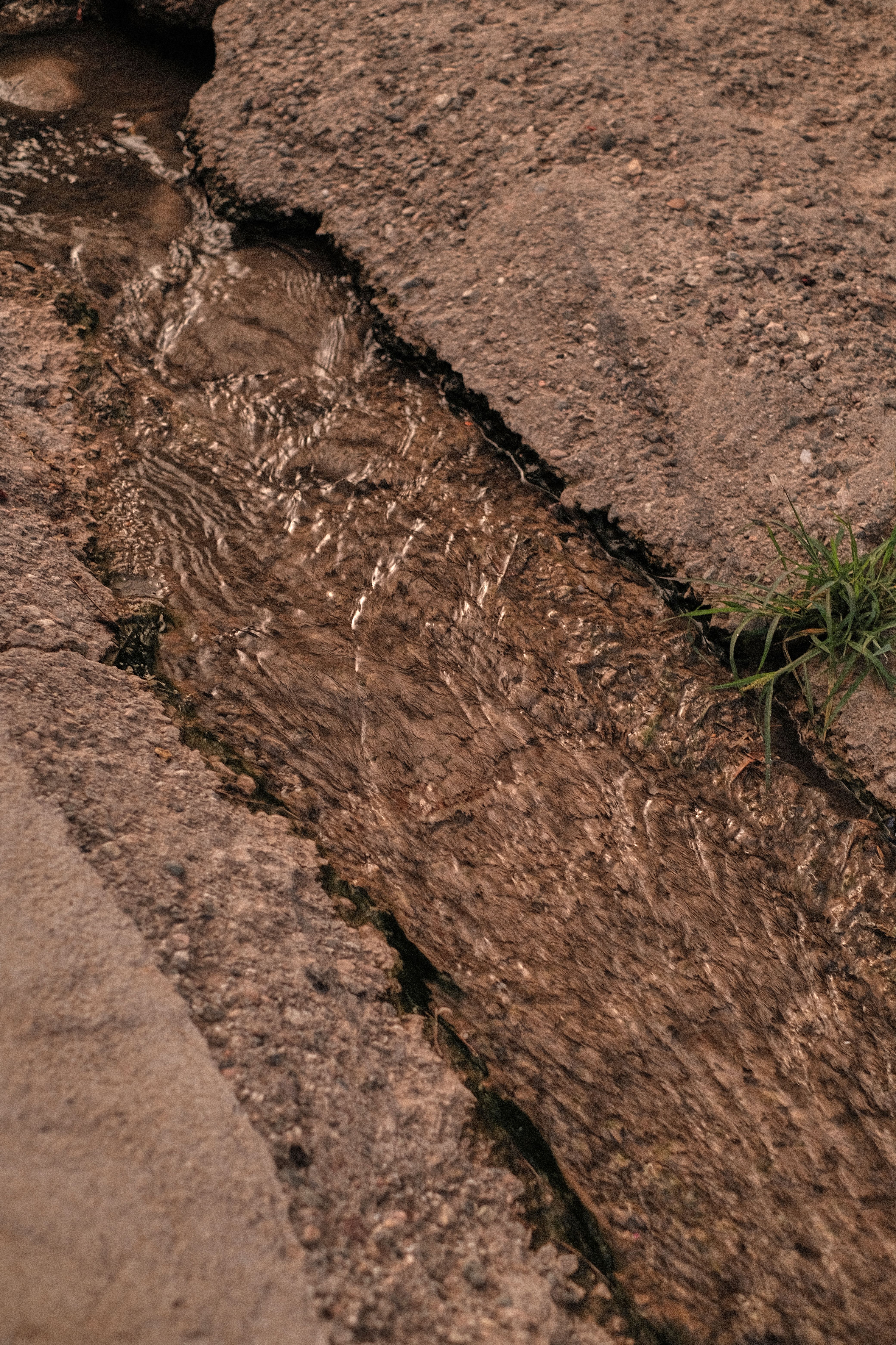 Fotomural Un sereno arroyo fluye suavemente entre rocas escarpadas en Dushanbe, Tayikistán.