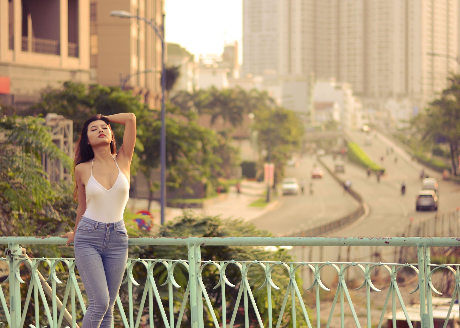 Jean barrel femme : comment porter la coupe tendance