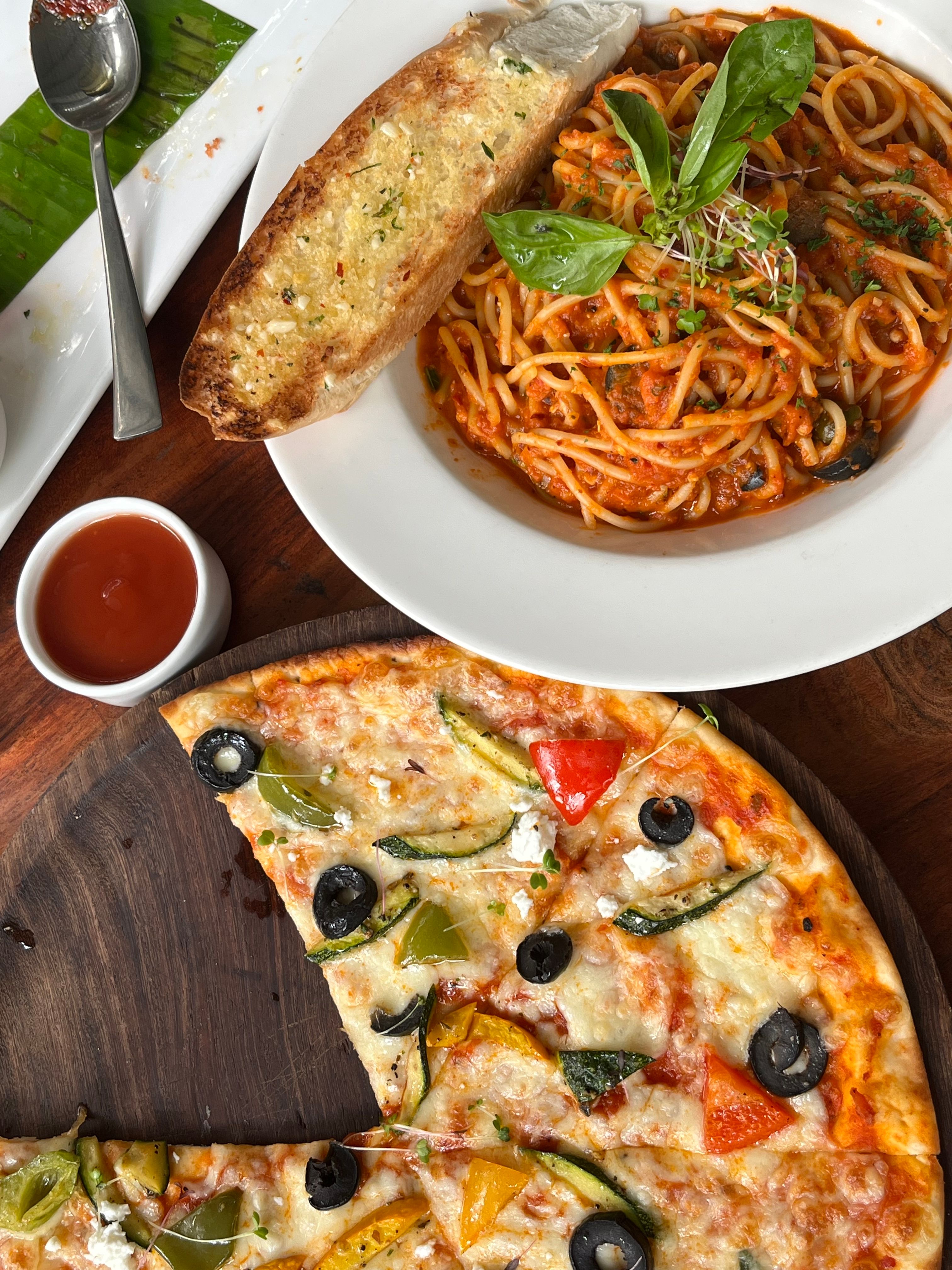 Pizzas Garlic Bread(Black Olives and Cheese)