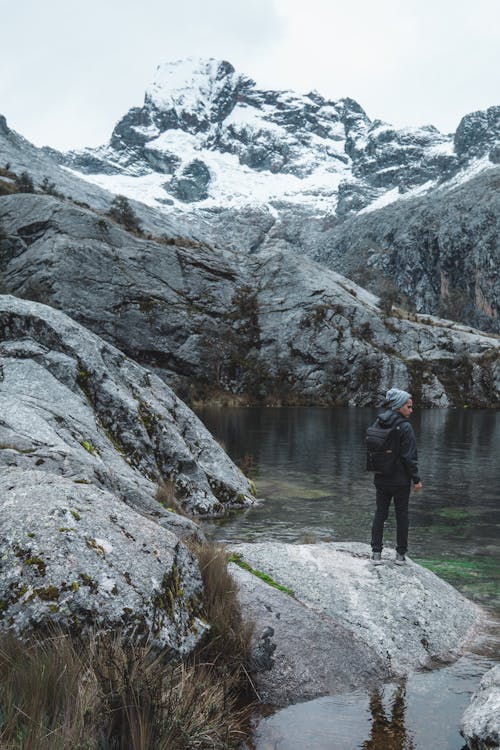 Personne Debout Sur La Formation De Gray Rock Près Du Lac