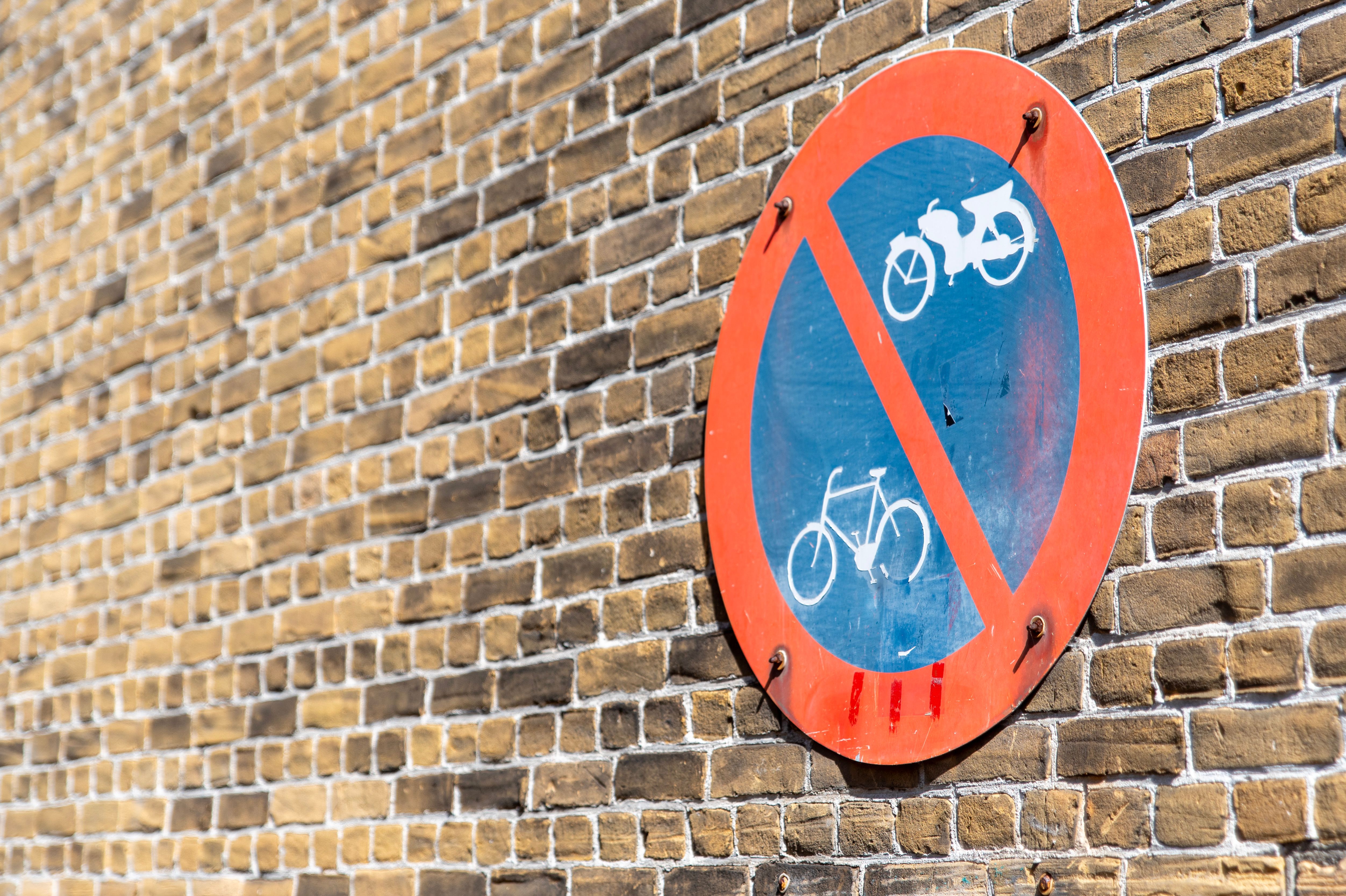 Fahrrad auf einer Straße bei Tageslicht