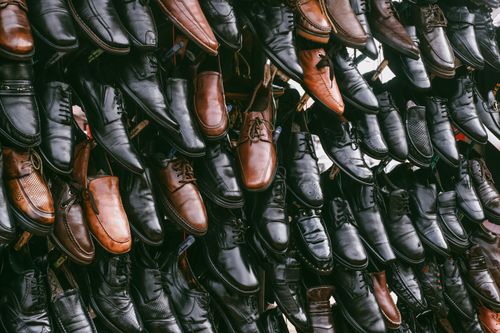 Free Various leather shoes in black and brown on display, creating a vintage aesthetic. Stock Photo
