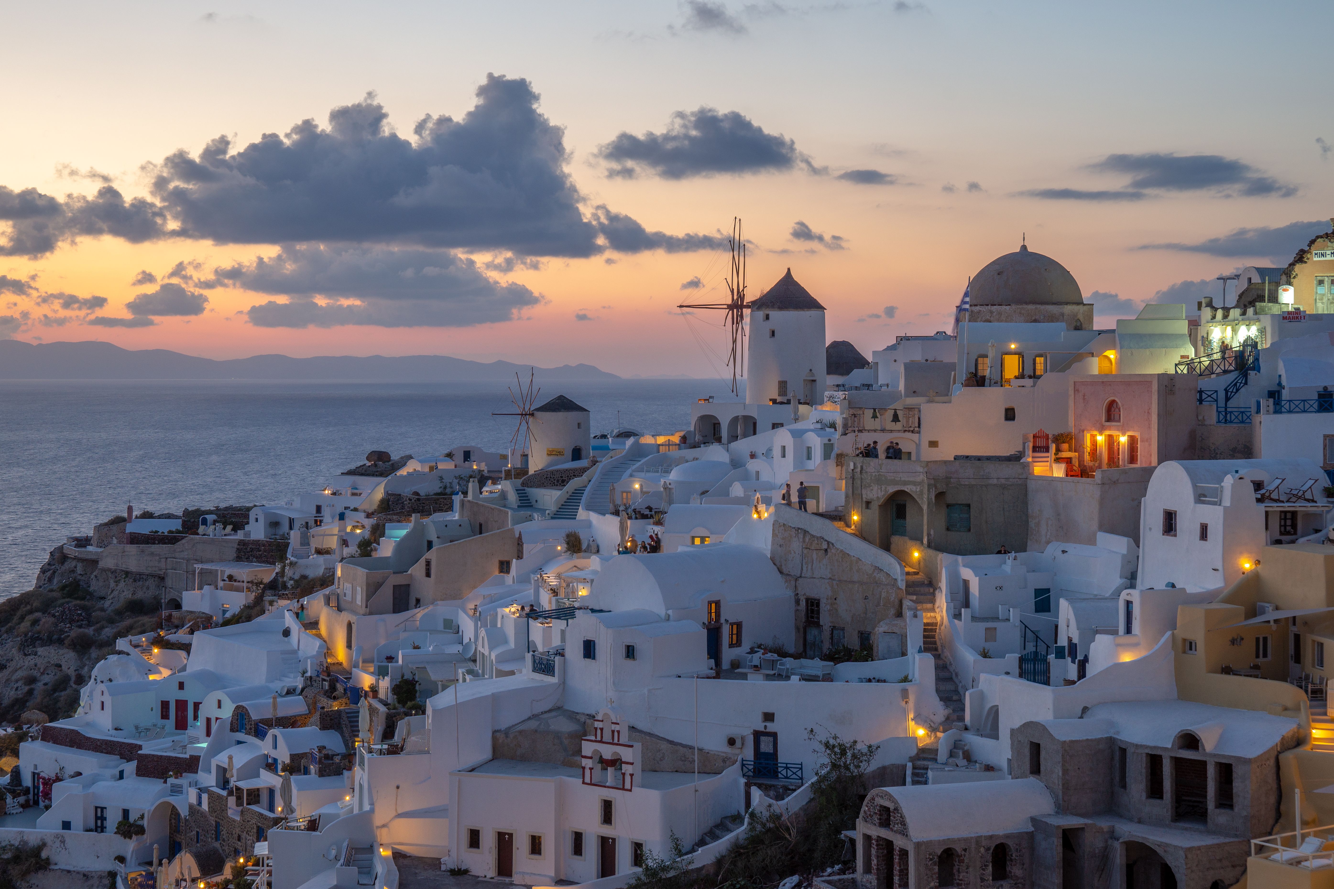 Case albe din Oia, Santorini, scăldate în lumina caldă a apusului de soare