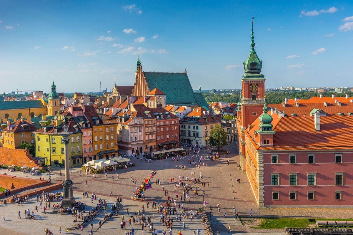 Vedere aeriană asupra Pieței Castelului din Varșovia, cu Coloana lui Sigismund și Castelul Regal
