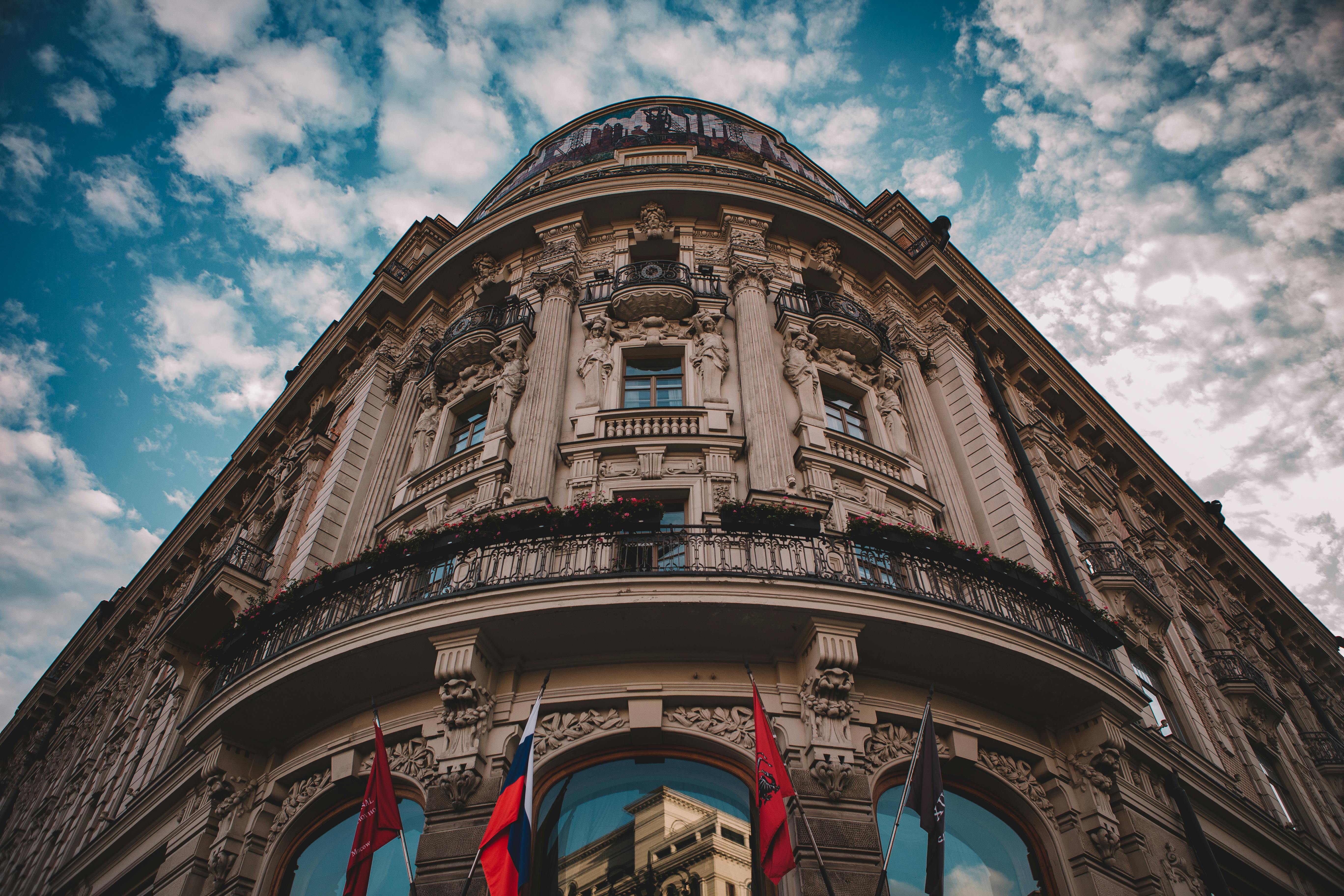 Persona meditando en un entorno tranquilo, representando la práctica del mindfulness