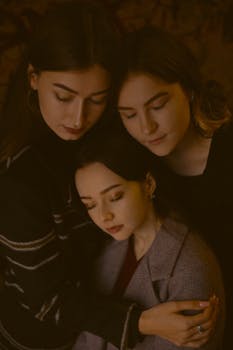 三个女人在温暖而充满支持的拥抱中，展现了友谊与情感