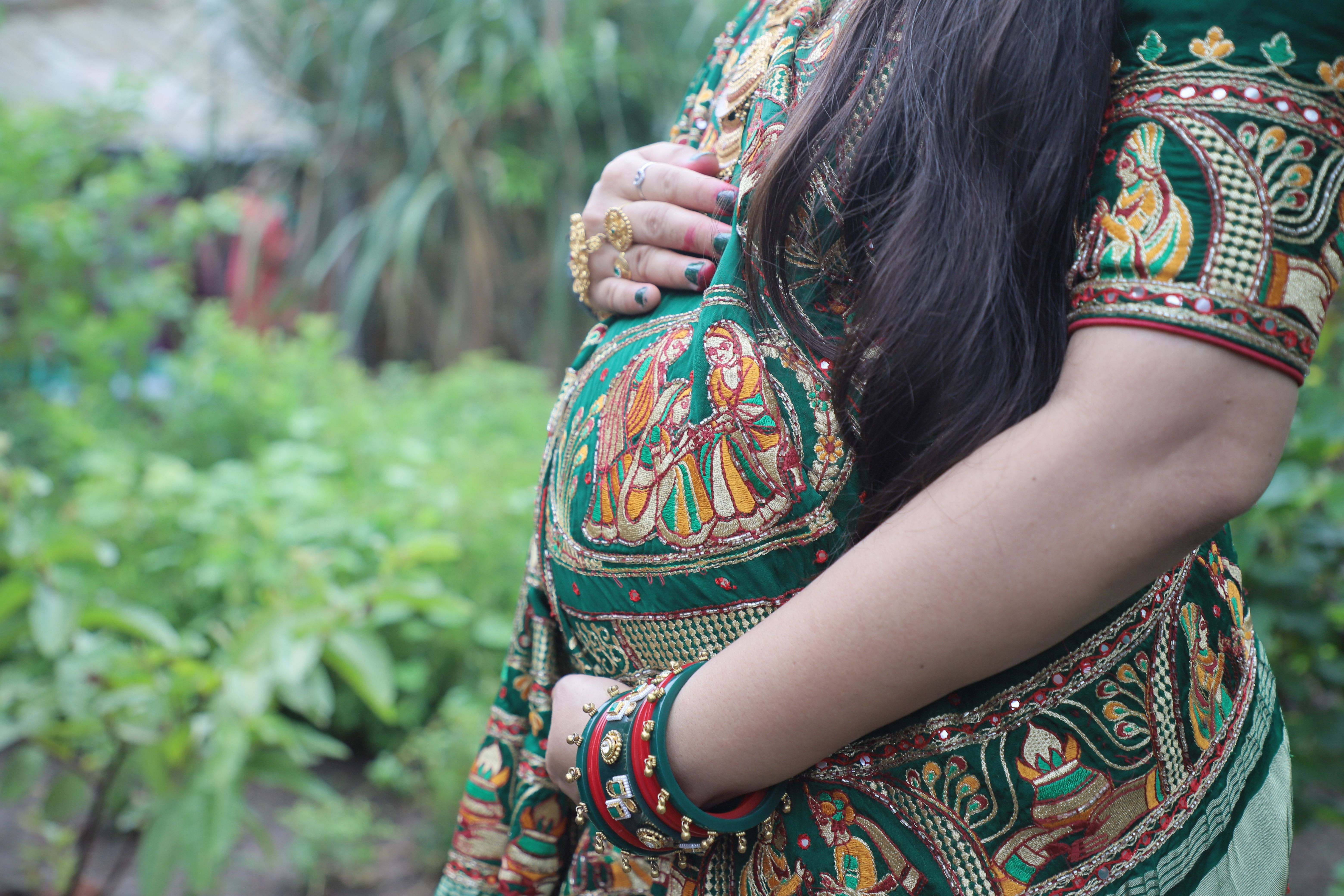भारत में हरे कपड़े वाली मेज पर तीन पत्ती के पत्ते, चिप्स और गर्म पीली रोशनी