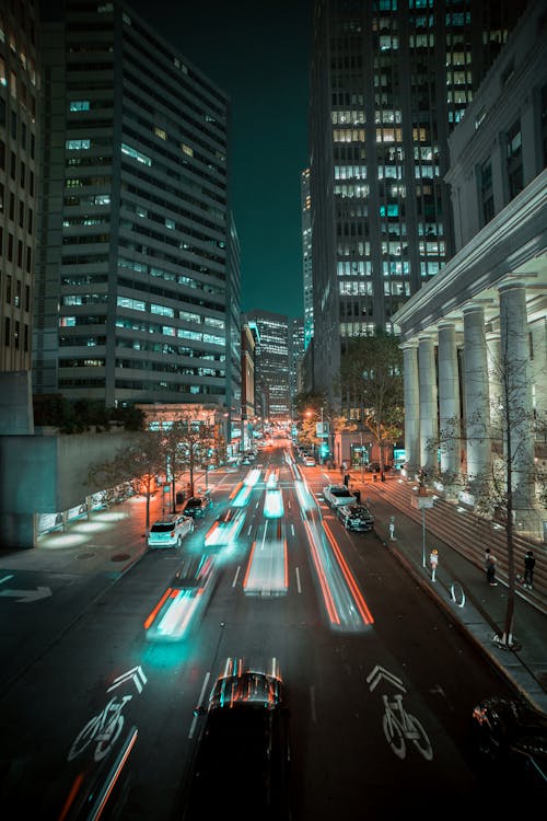 Автомобили на дороге в городе в ночное время