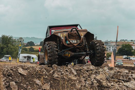 lifted ute offroad