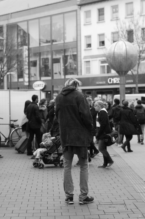 Free Black and white street photo capturing daily city life with diverse pedestrians. Stock Photo
