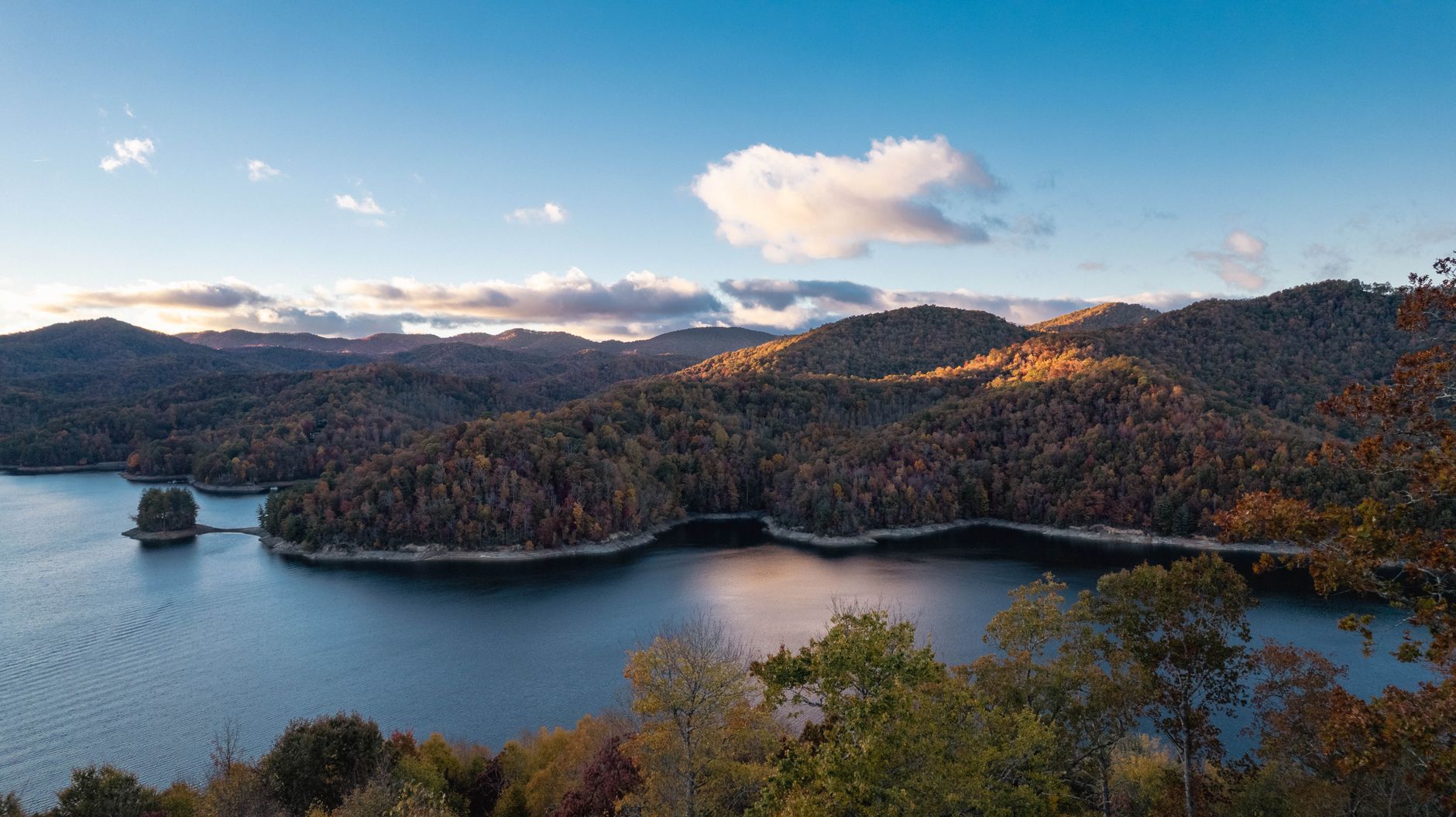 Top 15 Must-See Lakes of North Carolina: The Ultimate Aquatic Explorer's Guide