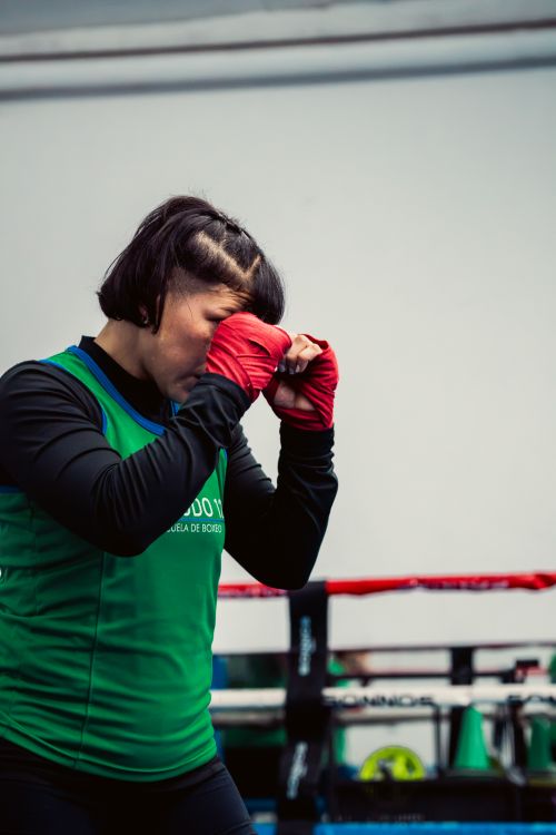Free A female boxer practices in a Buenos Aires gym, showcasing focus and dedication. Stock Photo