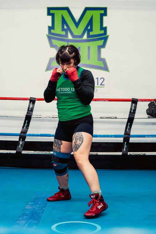 Free A determined female boxer practicing in a Buenos Aires gym, showcasing athleticism and focus. Stock Photo