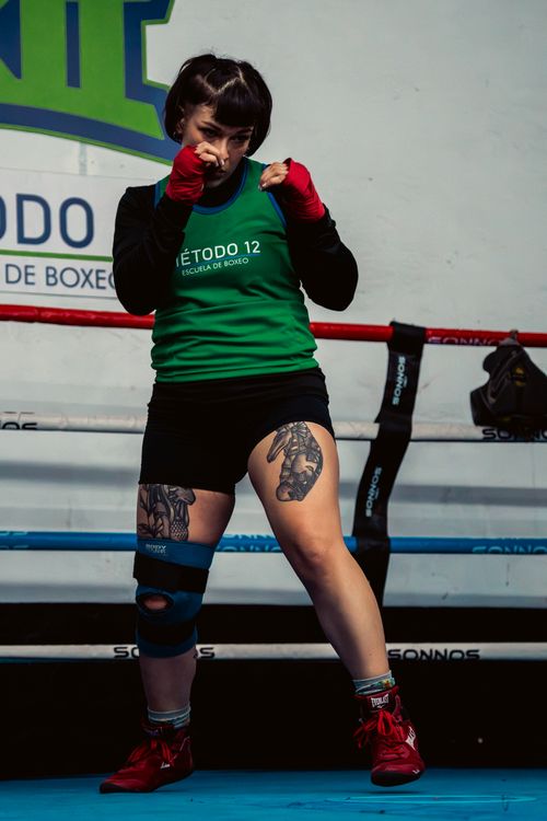 Free A female boxer practicing her moves in a Buenos Aires gym, showcasing strength and determination. Stock Photo
