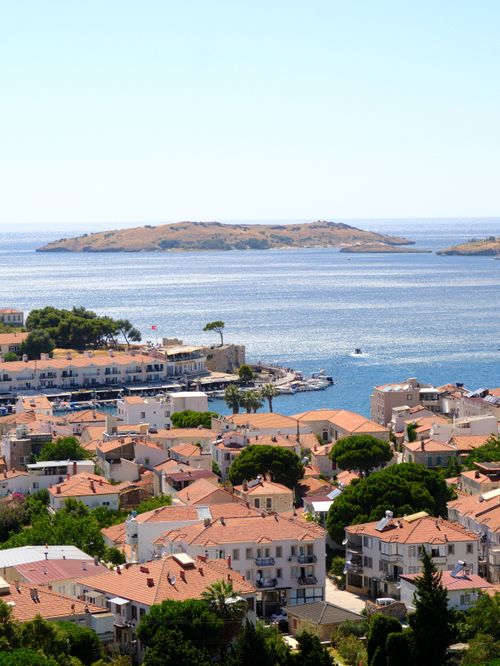 Free Aerial view of Çeşme, a picturesque coastal town in İzmir, Türkiye, showcasing vibrant architecture and serene Aegean Sea. Stock Photo