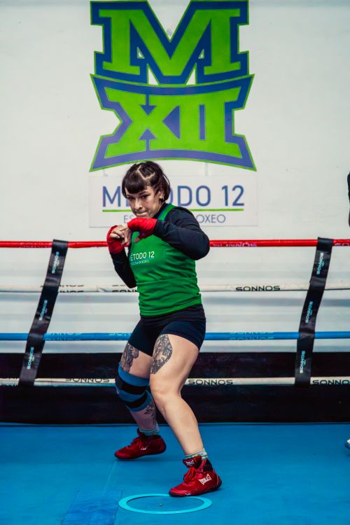 Free A focused female boxer training in a Buenos Aires gym, showcasing determination and athleticism. Stock Photo