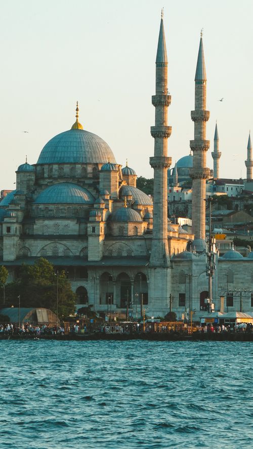Free The majestic Süleymaniye Mosque with minarets during sunset in Istanbul, Türkiye. Stock Photo