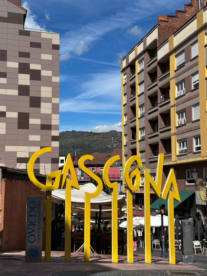 Letrero de la calle Gascona, el bulevar de la sidra de Oviedo