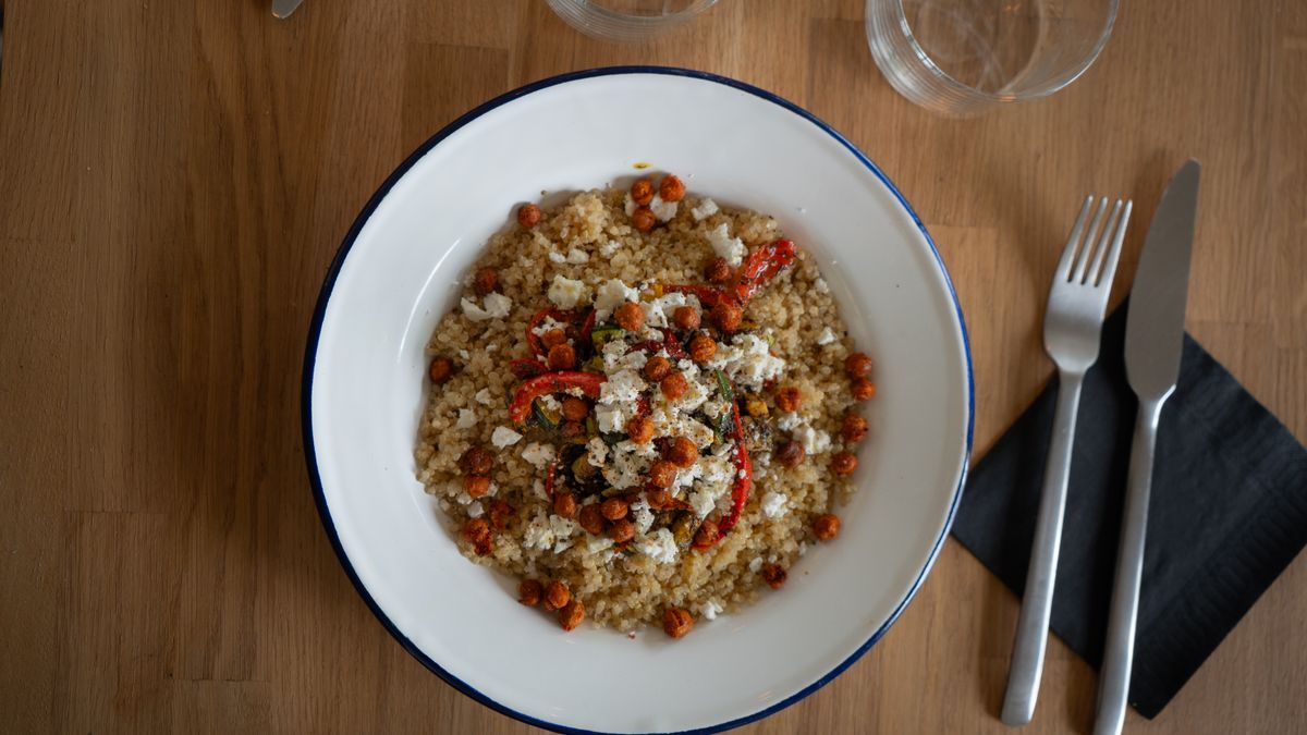 Bulgur salad with red bell pepper and cooked chickpeas