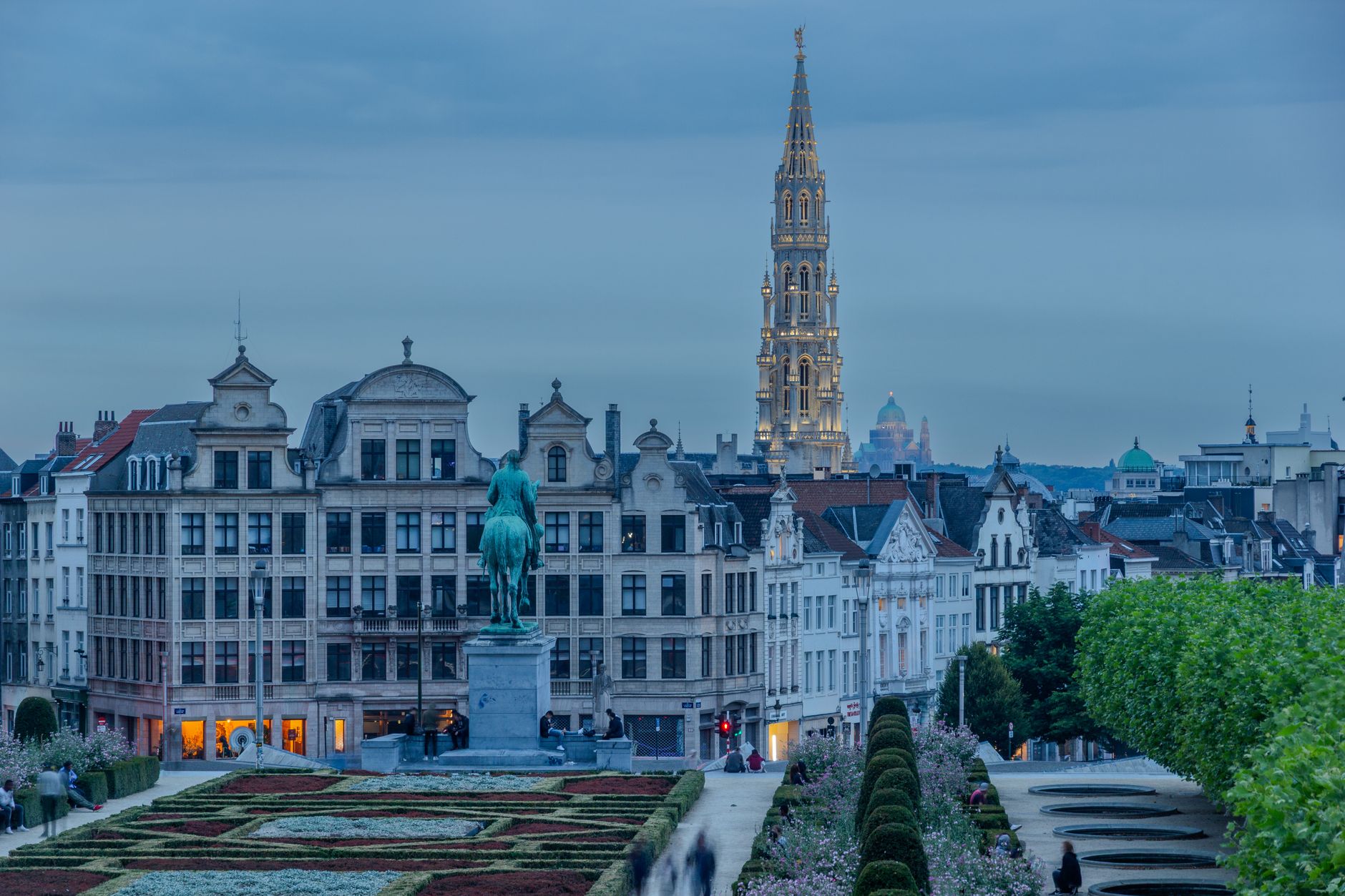 La Grand-Place de Bruxelles accueille un tapis de fleurs géant inspiré d'Hokusai