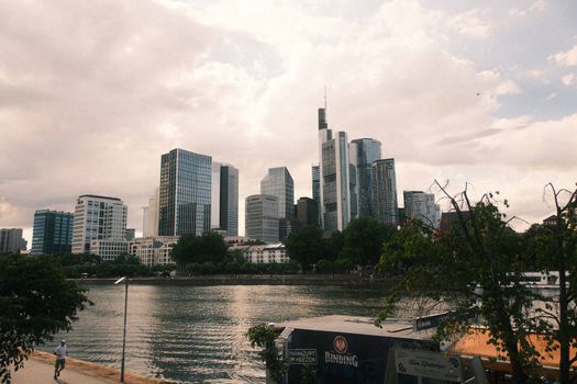 Dramatisches Bauwerk: Fluss & Frankfurt in Szene