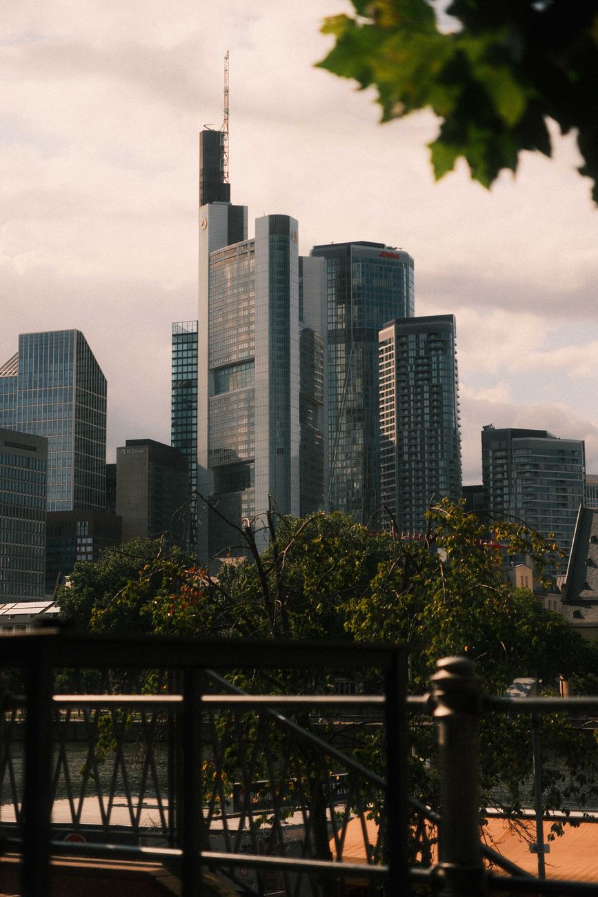 Skyline & Turm – Malerisches architektonisches Motiv