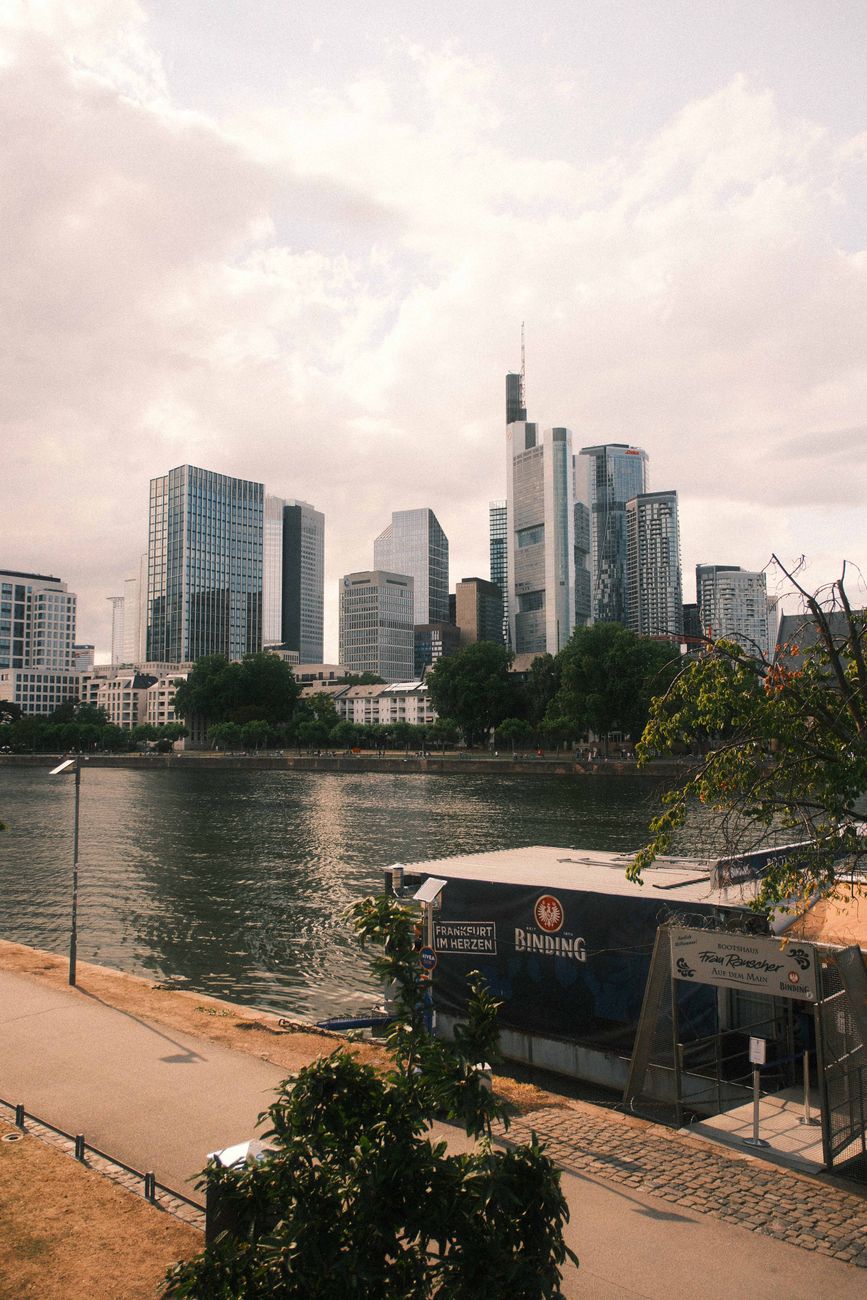 Wunderschöner Fluss & Skyline – Architektur Hintergrundbild