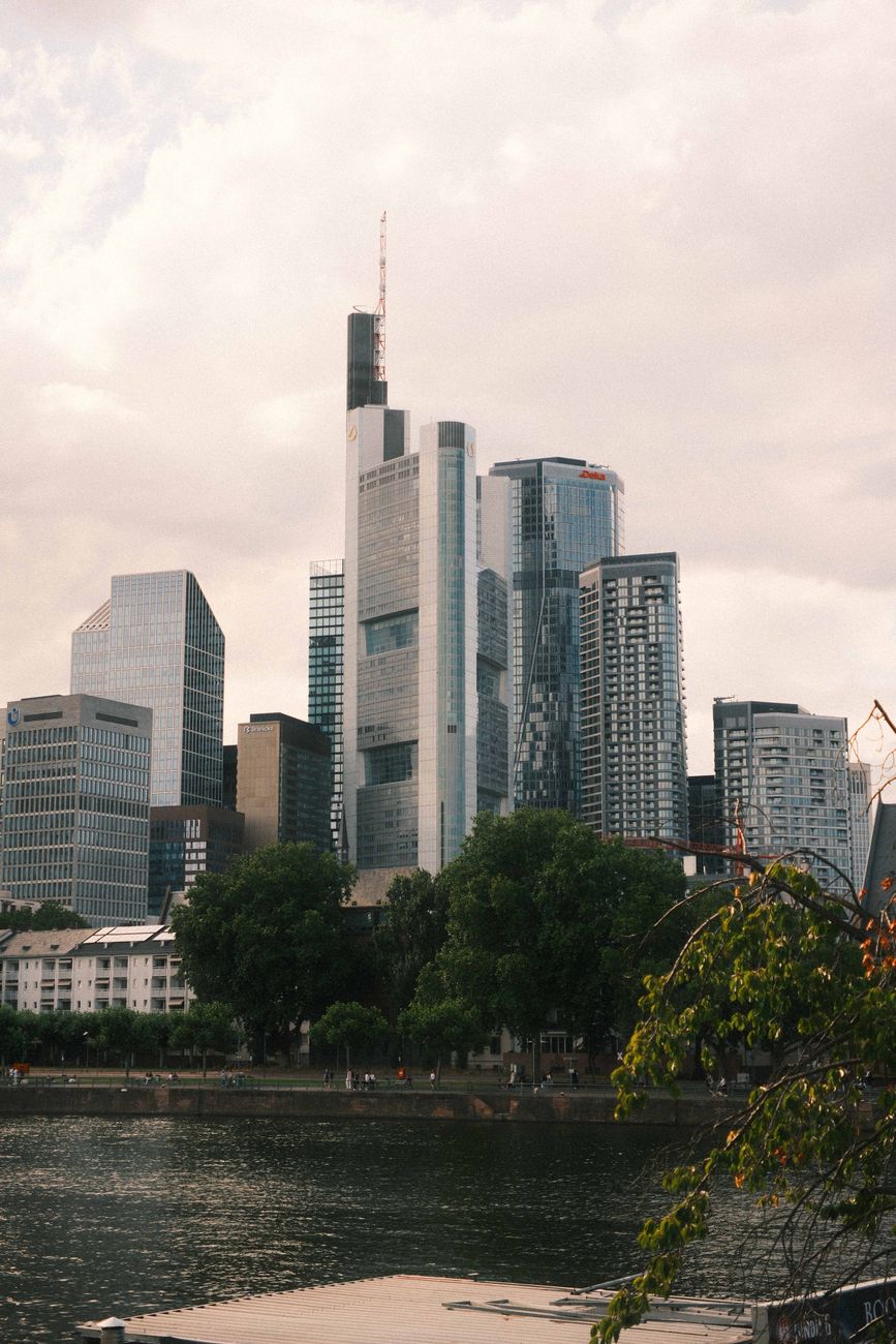 Beeindruckender Fluss & Skyline – Architektur Hintergrundbild
