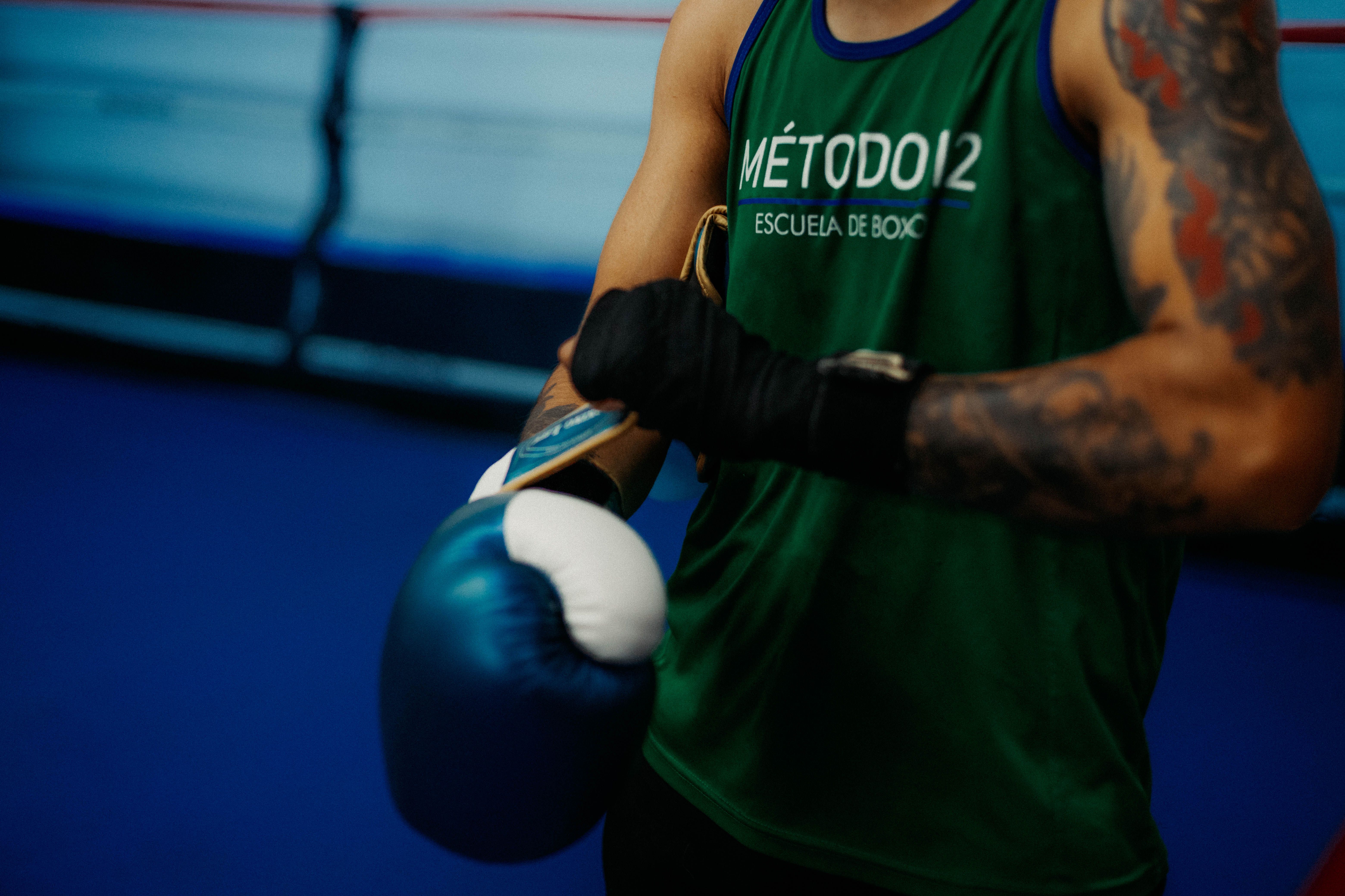 Rowledge — professional packers wrapping and boxing belongings