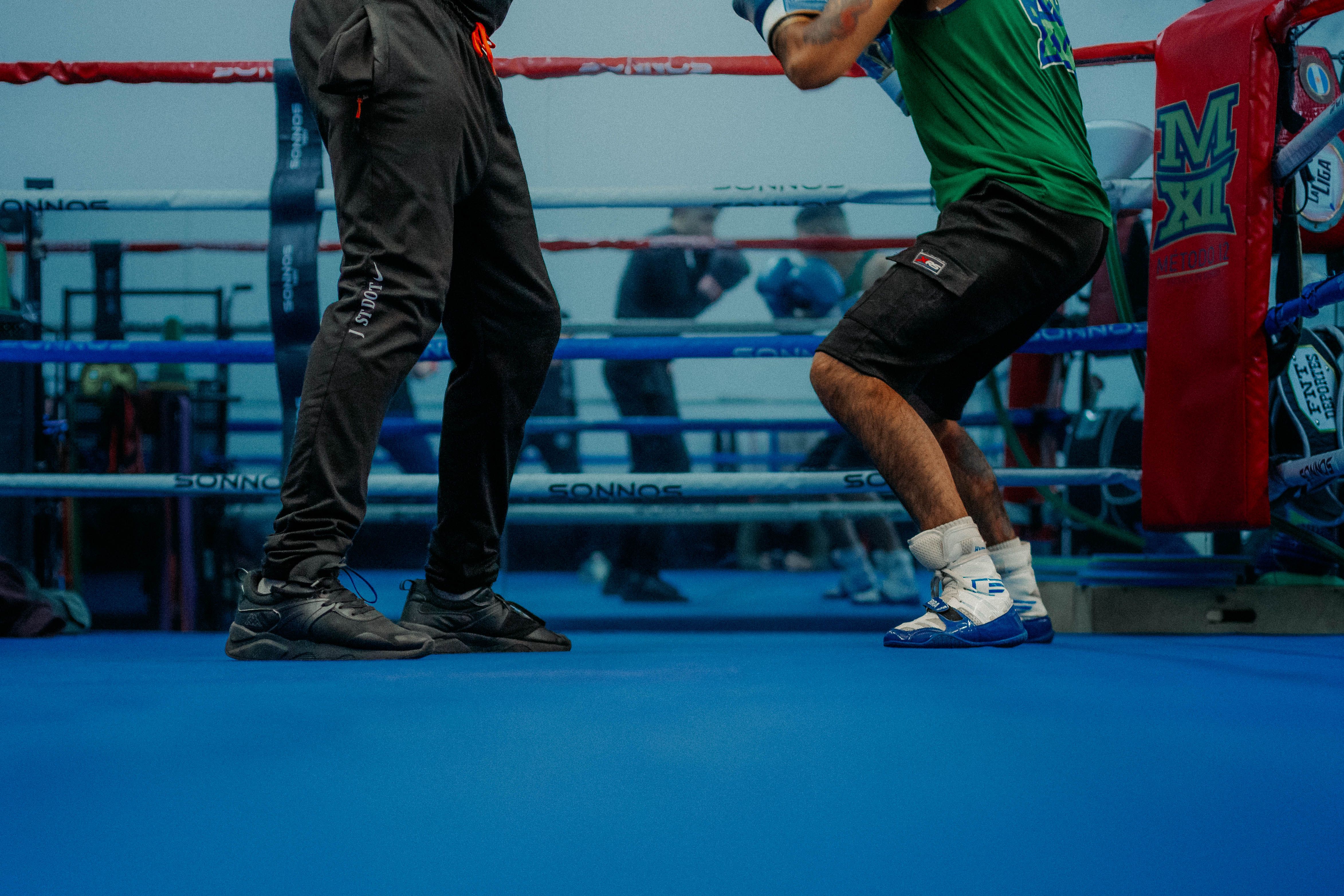 Capturing a dynamic boxing training moment inside a Buenos Aires gym ring.