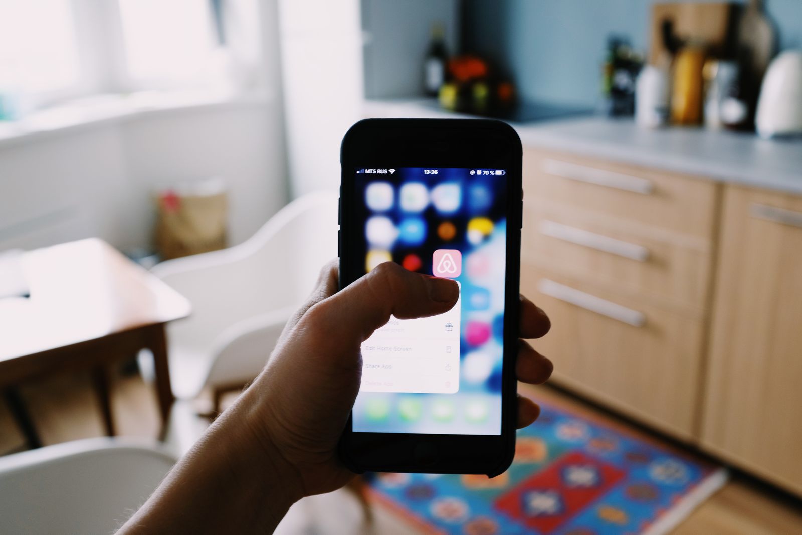 Écran de smartphone affichant des étoiles d'évaluation et des commentaires d'utilisateurs