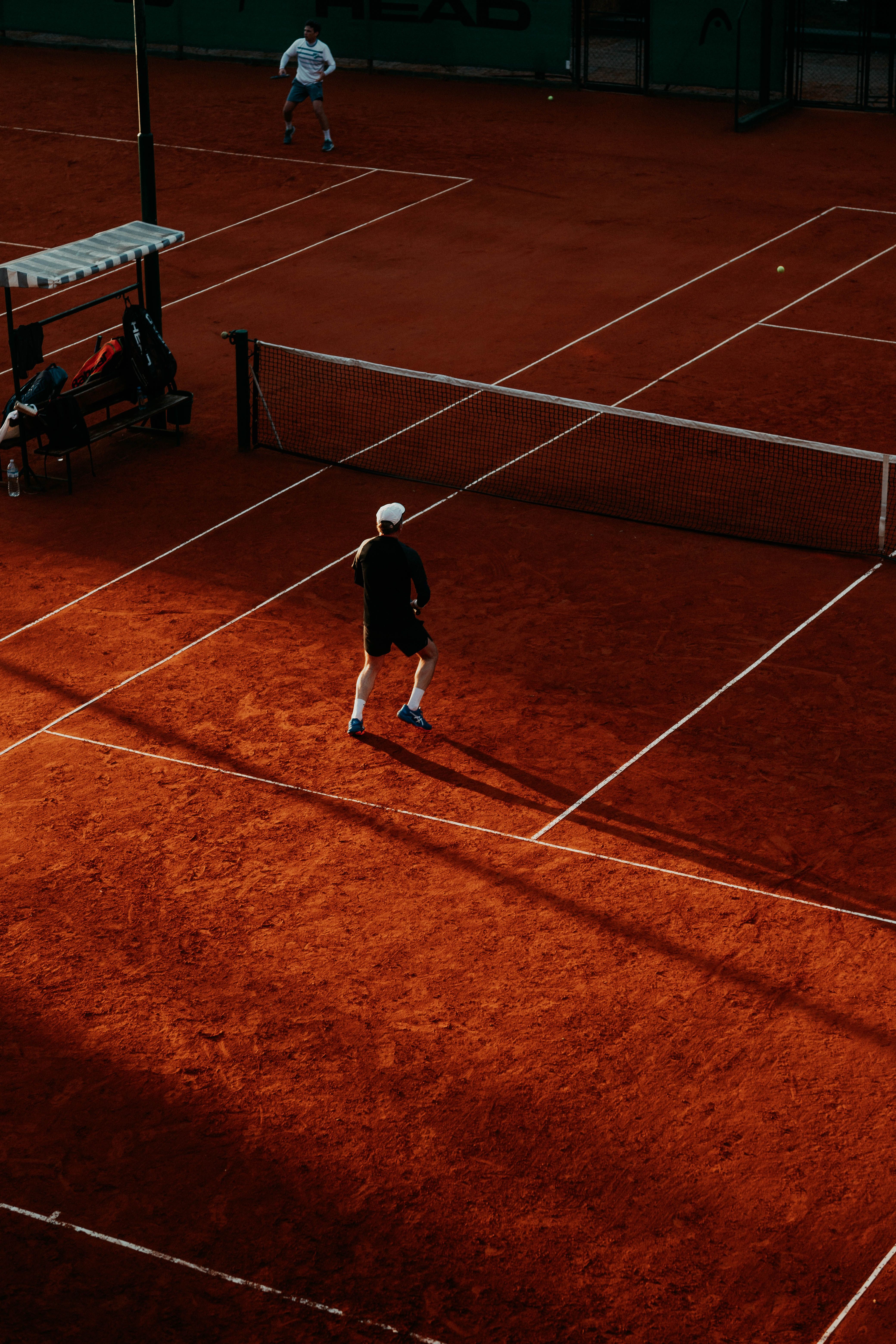 Dynamisch luchtfoto-beeld van een tenniswedstrijd op een gravelbaan in Buenos Aires.